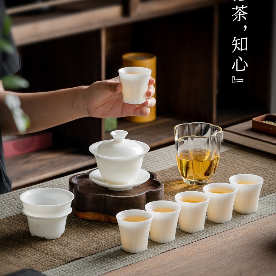 Một người Trung Quốc đưa ra một chai sáu cốc trà trắng tinh khiết và một người thợ thủ công Trung Quốc.