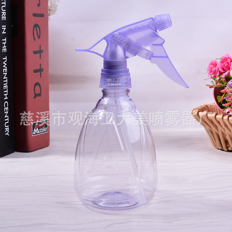 Một ấm nước trong nước nhỏ làm vườn, nhựa cây đa chất béo, một bồn nước trong nước, qua đường ống