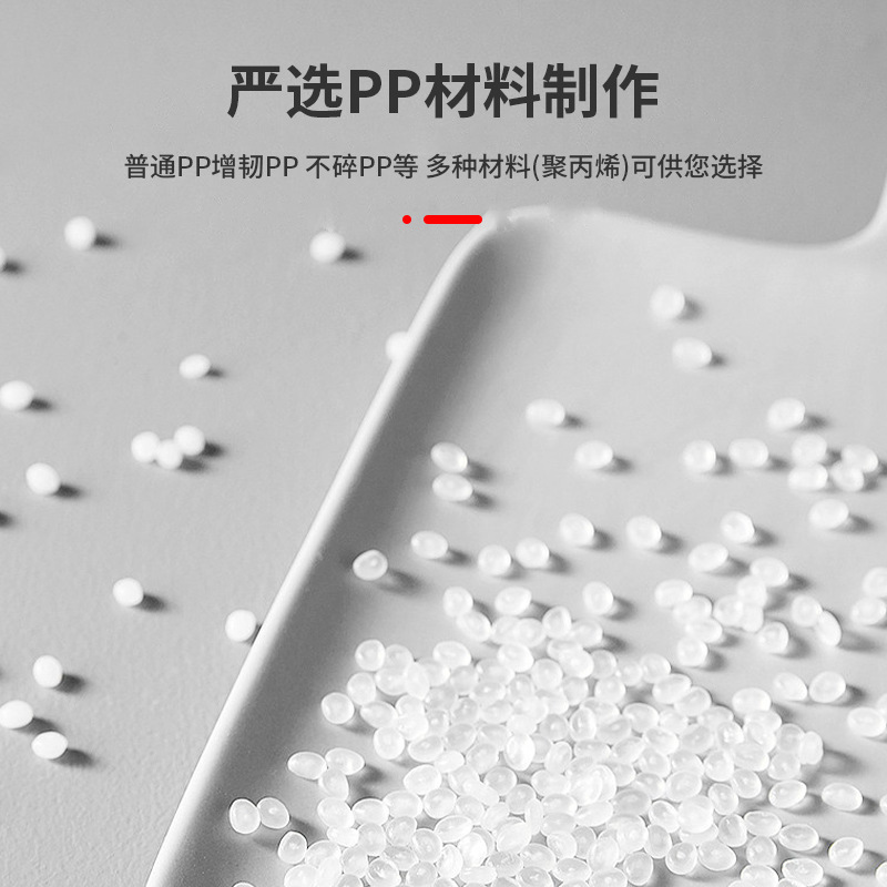 Gia đình vải dầu nhựa được phân phối với những chiếc cốc cỡ lớn trong phòng khách với một bình lọc trà sáng tạo.