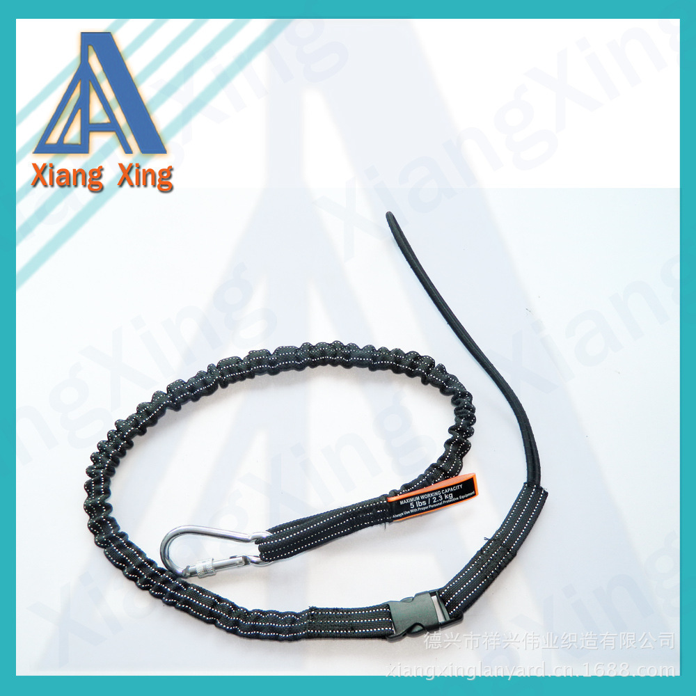 Toàn bộ của một chuyên gia cao độ ở ngoài trời công cụ leo lên móc với một dung lượng đẩy và kéo dài dây thừng với băng thông chặt chẽ