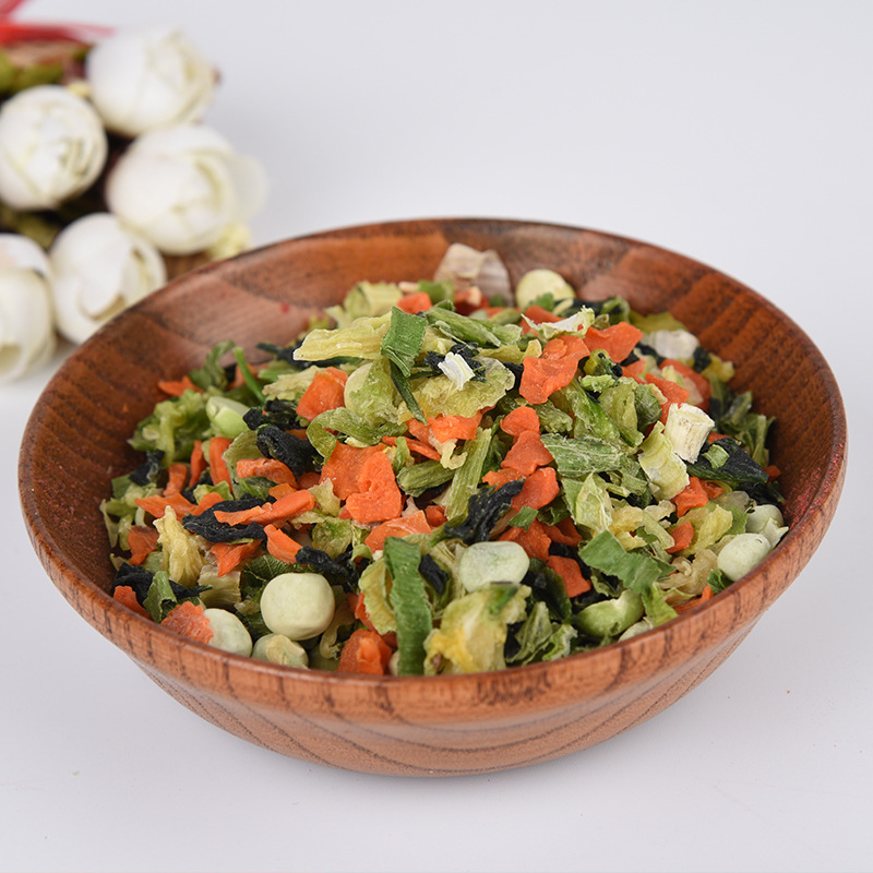 Chó ăn vặt và rau cải cho chó cộng sự.