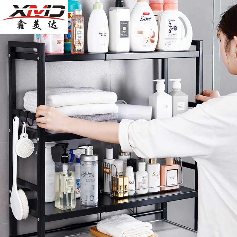 Cửa hàng giặt là giá treo nhiều tầng, phòng tắm rộng khắp.