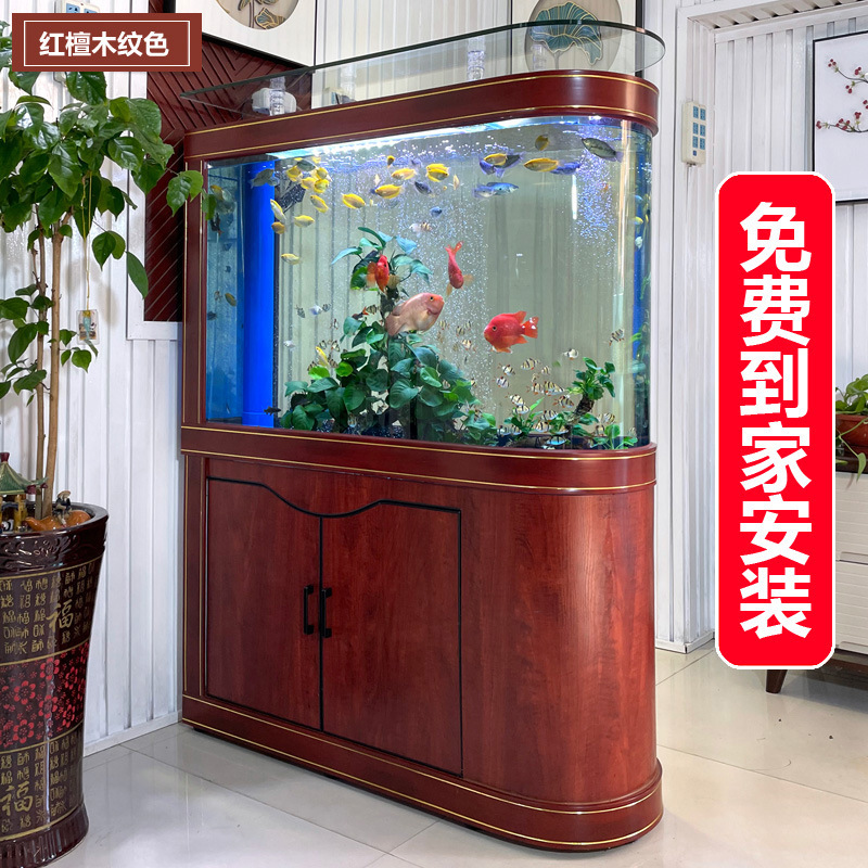 Phòng khách của bể cá đầu đạn sử dụng màn hình để lọc bể cá rồng lớn từ đáy bể nước hiện đại sang trọng.
