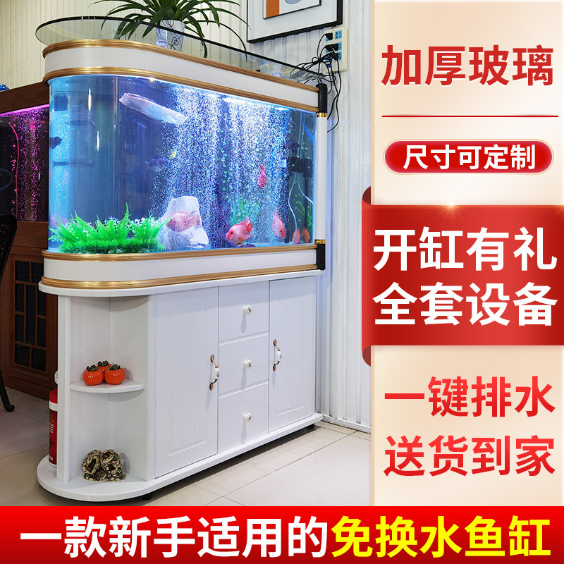Cả thùng cá lớn.