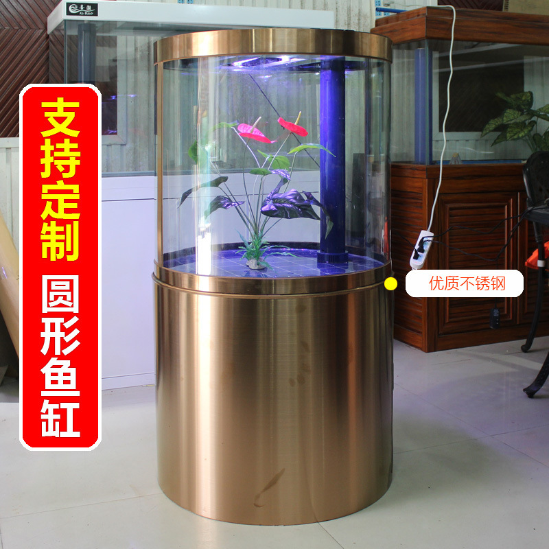 Hồ Bắc Cực lớn 1 mét dưới đáy trong hệ sinh thái thủy tinh của bồn nước trong phòng khách của bể cá hình trụ