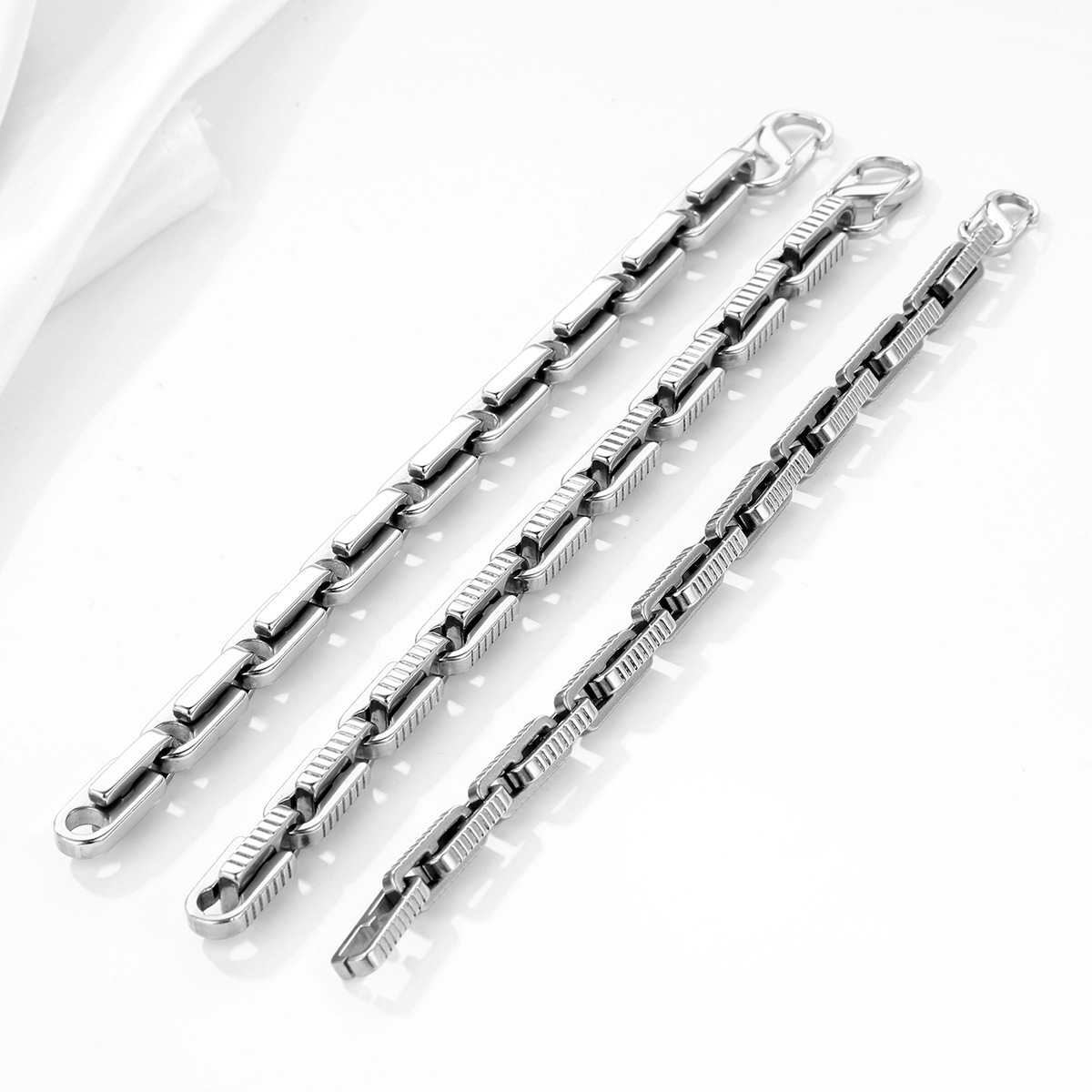 Nhiều cái vòng tay bằng kim loại có chất lượng cao 18 carat.