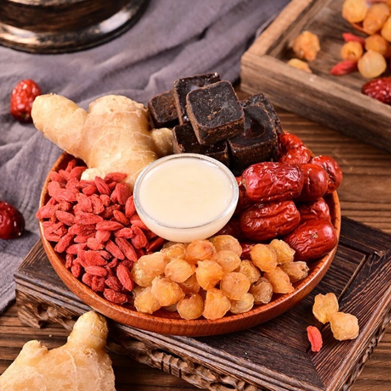 Được làm bằng kem gừng, làm từ đường đen và đường đỏ.