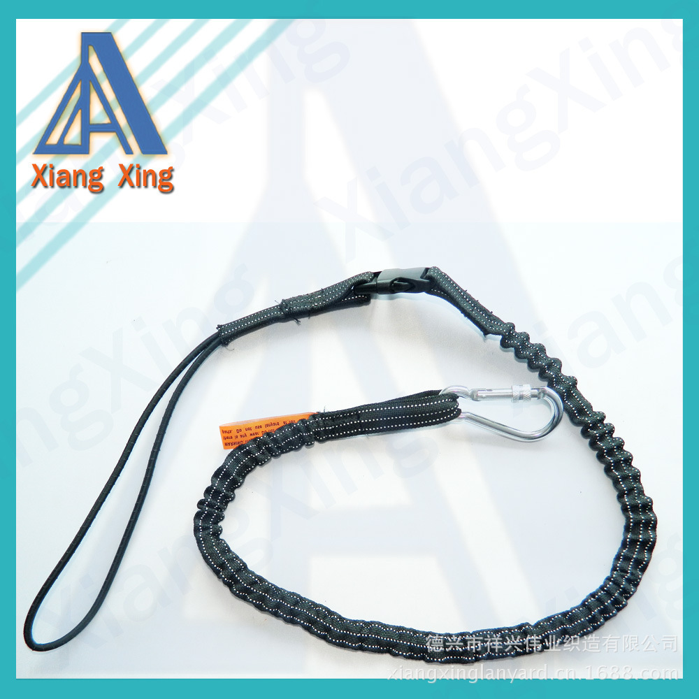 Toàn bộ của một chuyên gia cao độ ở ngoài trời công cụ leo lên móc với một dung lượng đẩy và kéo dài dây thừng với băng thông chặt chẽ