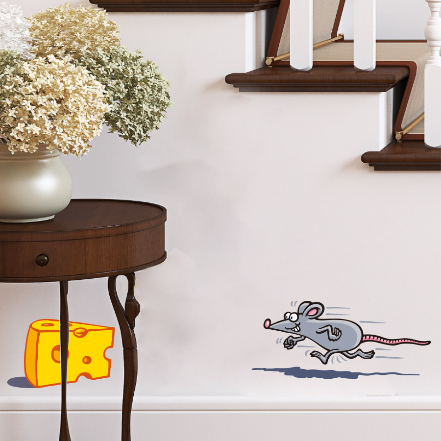 Một con chuột mới lấy trộm những bức tường phô mai và một phòng trà nền nhà bếp và tường được trang trí đều dính.