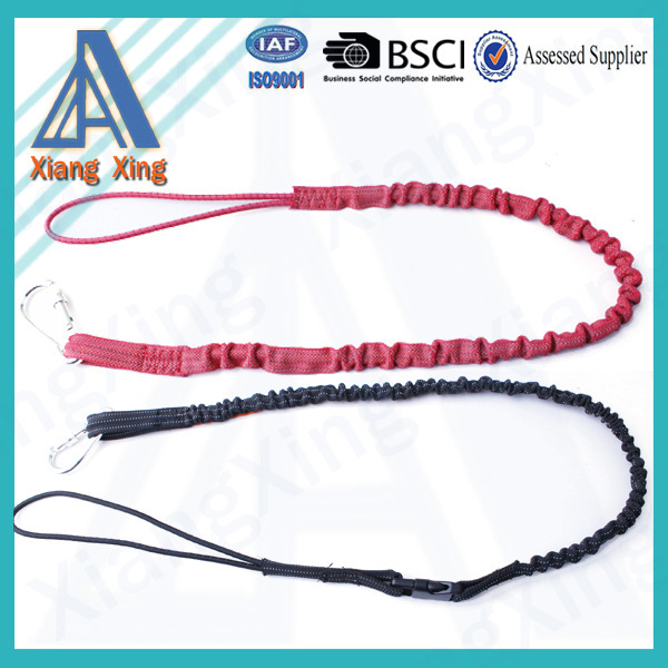 Toàn bộ của một chuyên gia cao độ ở ngoài trời công cụ leo lên móc với một dung lượng đẩy và kéo dài dây thừng với băng thông chặt chẽ