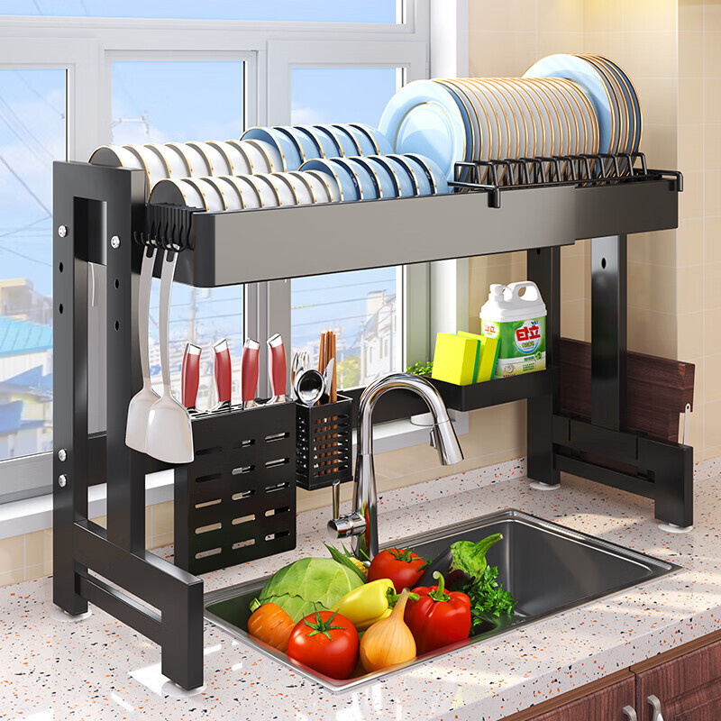 Thịt cá heo đứng cạnh bếp treo cáng phía bên bồn rửa chén dao