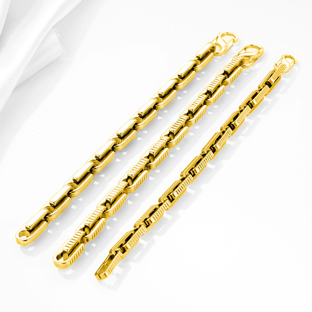 Nhiều cái vòng tay bằng kim loại có chất lượng cao 18 carat.