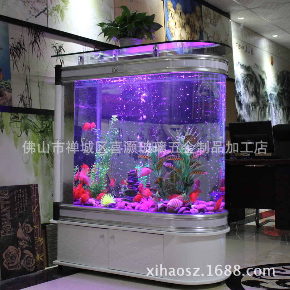Toàn bộ các viên đạn màn hình lớn lọc ra 1 mét thư từ dưới cùng của bình thủy tinh trắng của bể cá sinh thái