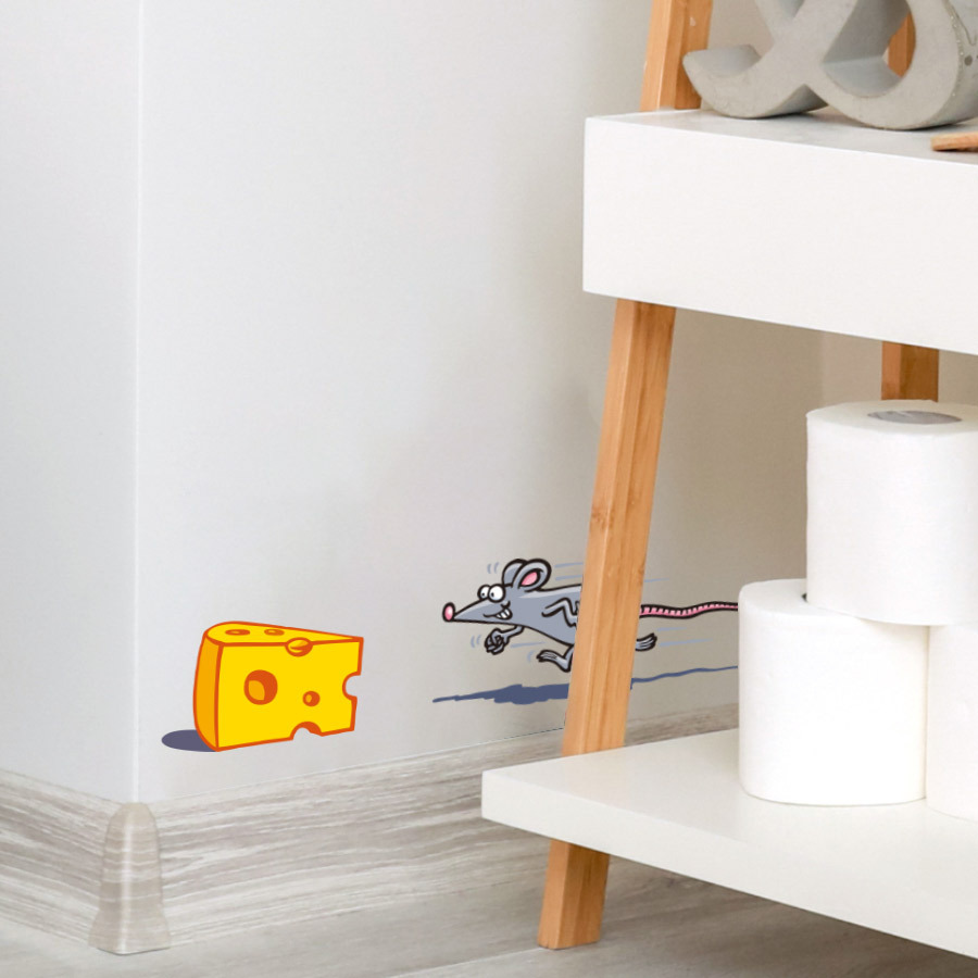 Một con chuột mới lấy trộm những bức tường phô mai và một phòng trà nền nhà bếp và tường được trang trí đều dính.
