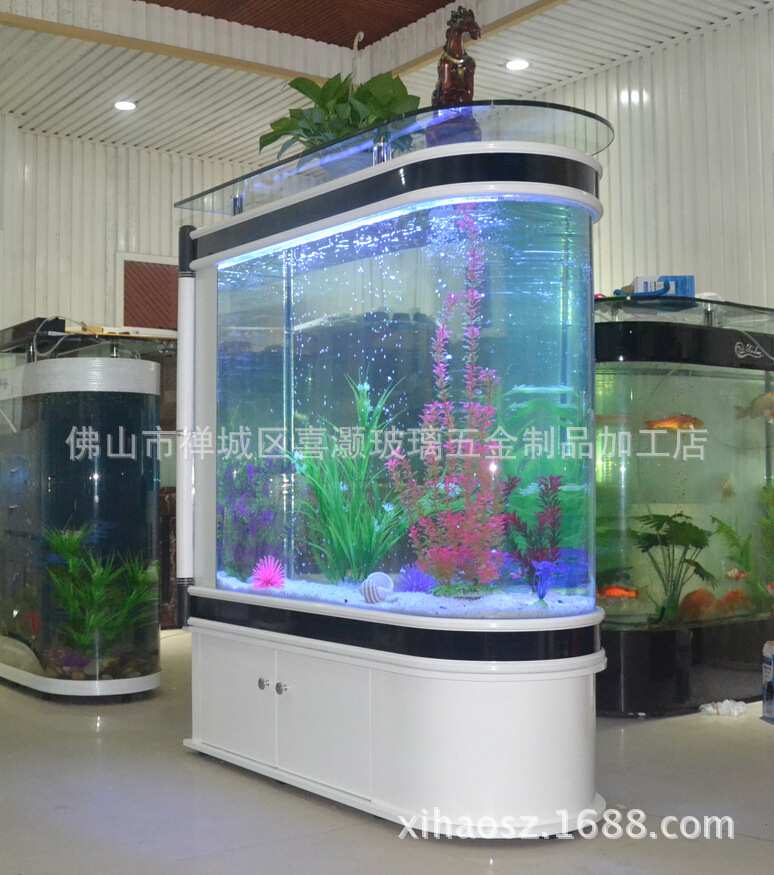 Toàn bộ các viên đạn màn hình lớn lọc ra 1 mét thư từ dưới cùng của bình thủy tinh trắng của bể cá sinh thái