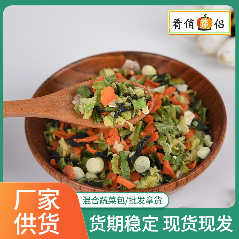Chó ăn vặt và rau cải cho chó cộng sự.