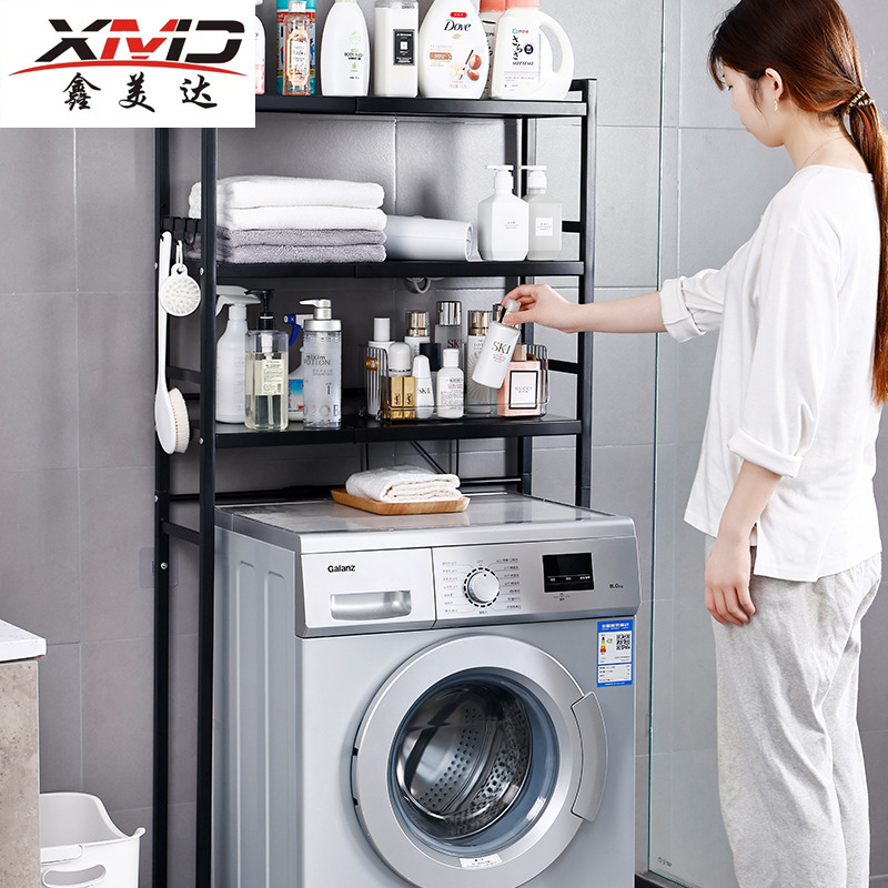 Cửa hàng giặt là giá treo nhiều tầng, phòng tắm rộng khắp.