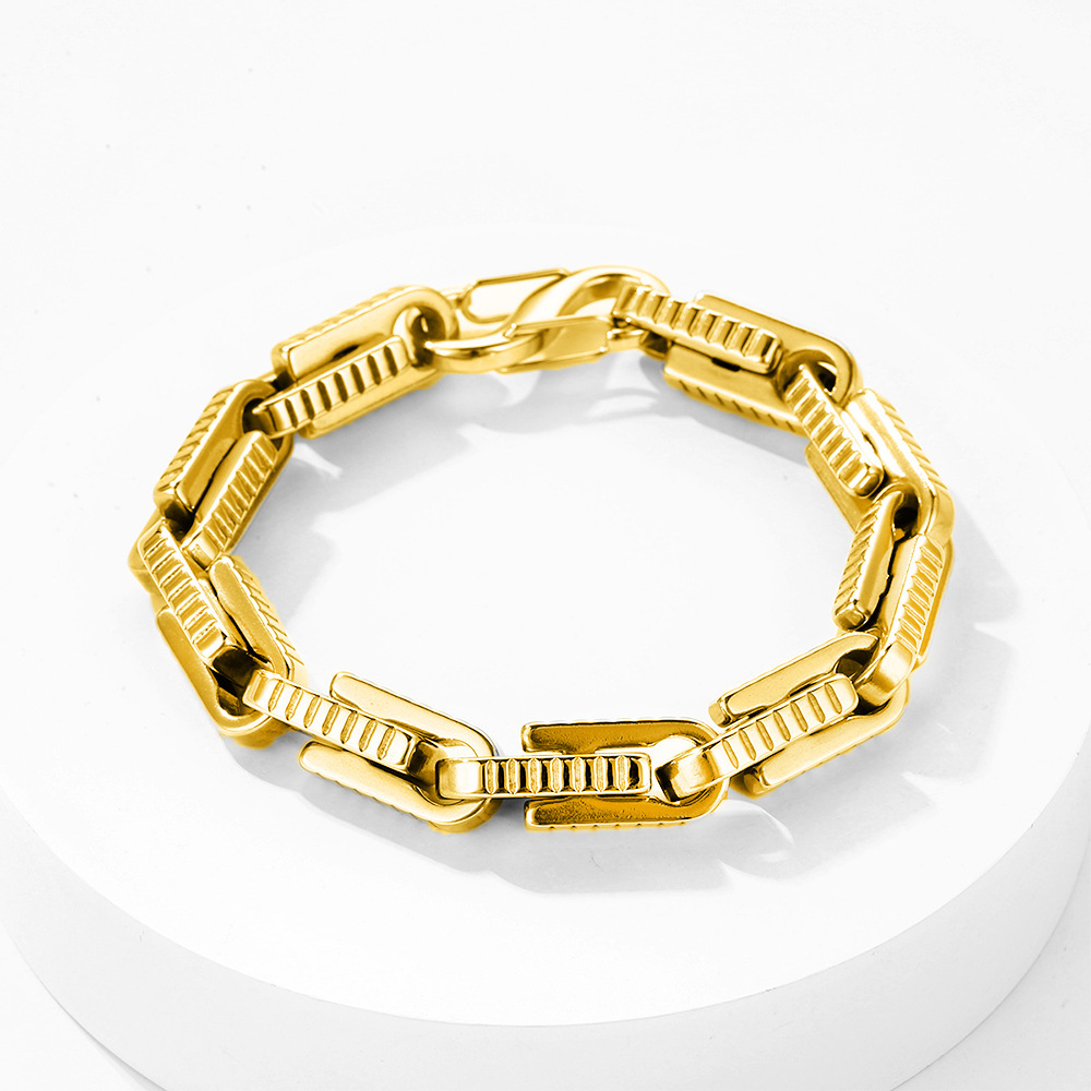 Nhiều cái vòng tay bằng kim loại có chất lượng cao 18 carat.
