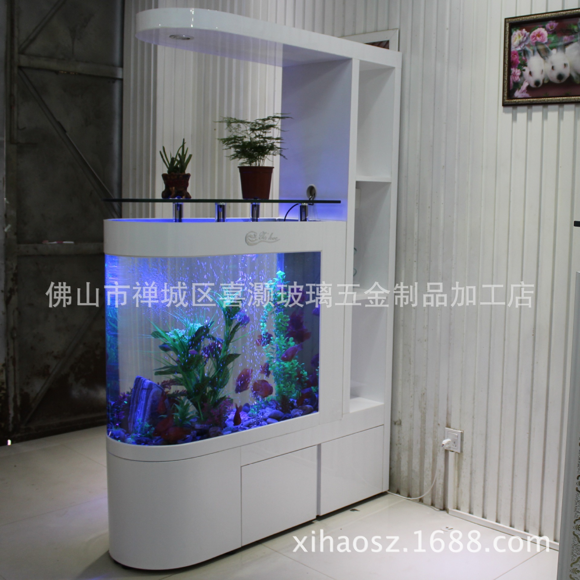 Màn hình lớn cắt đầu viên đạn của tủ rượu, hộp thư lọc dưới cùng trắng.