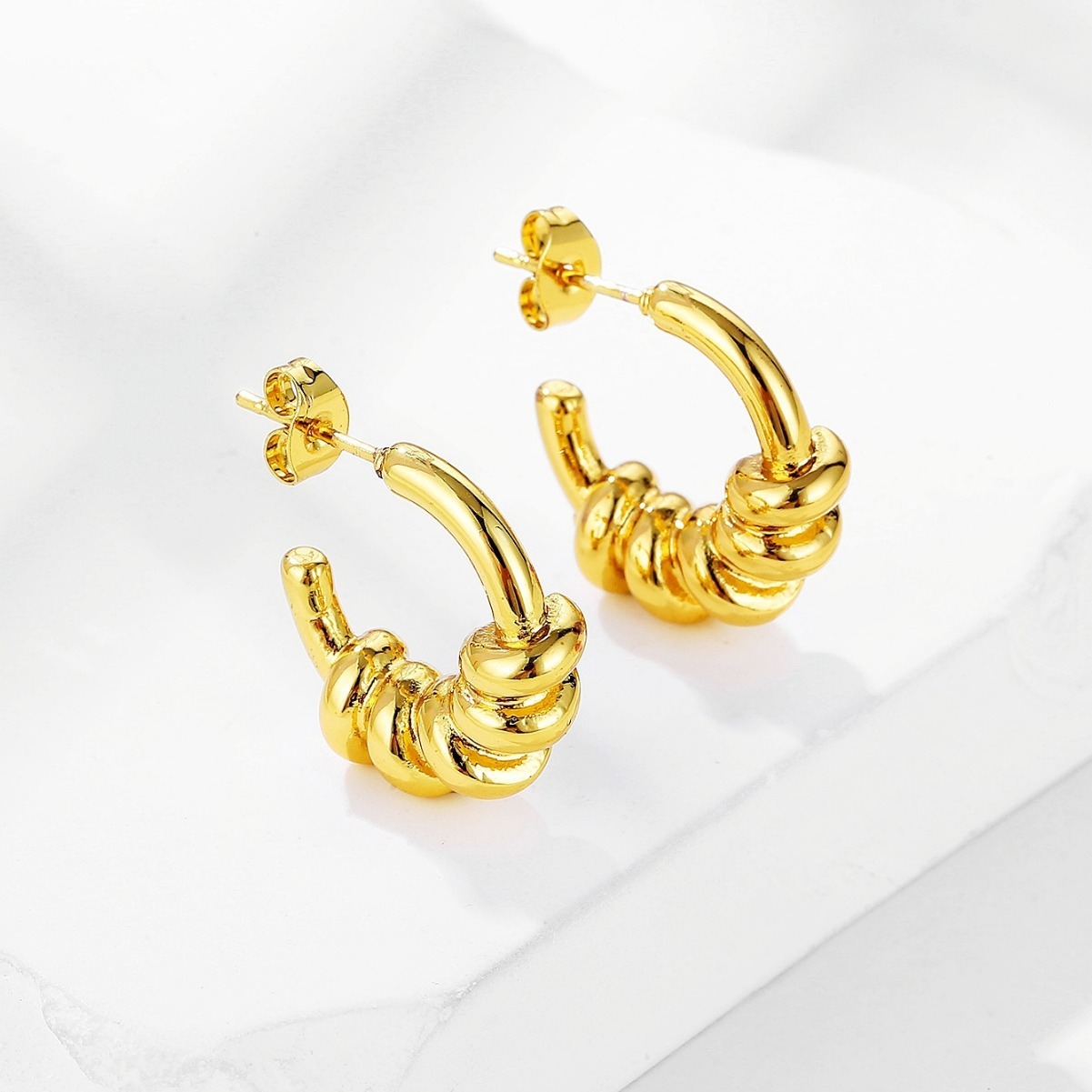 Thủy triều Mỹ Châu Âu bị lốc xoáy cuốn lại.
