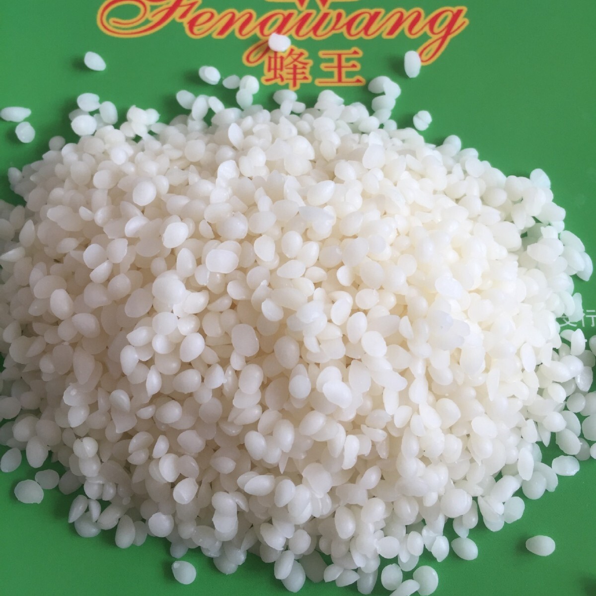 Particle white wax, solar tan wax, synthetic white bee wax particles, wholesale from a candle-material factory.