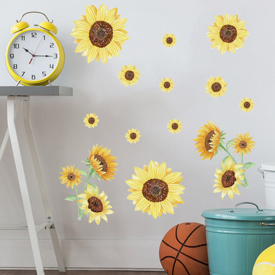 Một bức tường mới, nhỏ, màu sáng chống lại bức tường hướng dương.
