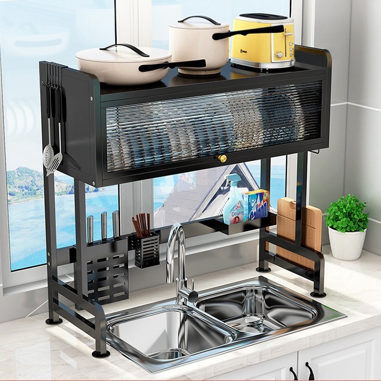 Nhà bếp chuẩn bị bát, chén dầu, tủ bếp có bồn nước để bảo vệ bụi.