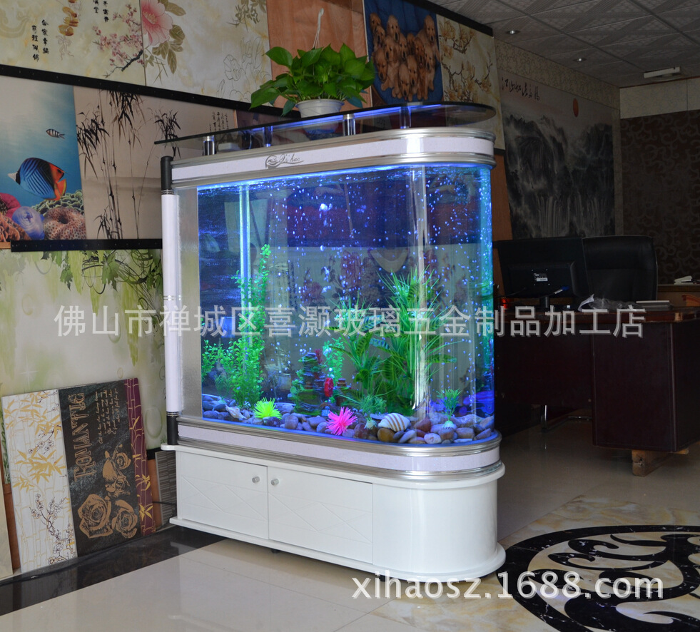 Toàn bộ các viên đạn màn hình lớn lọc ra 1 mét thư từ dưới cùng của bình thủy tinh trắng của bể cá sinh thái