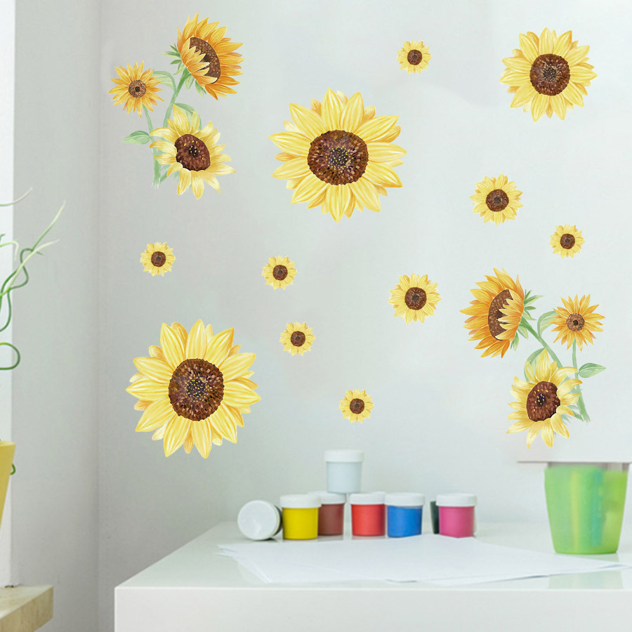 Một bức tường mới, nhỏ, màu sáng chống lại bức tường hướng dương.