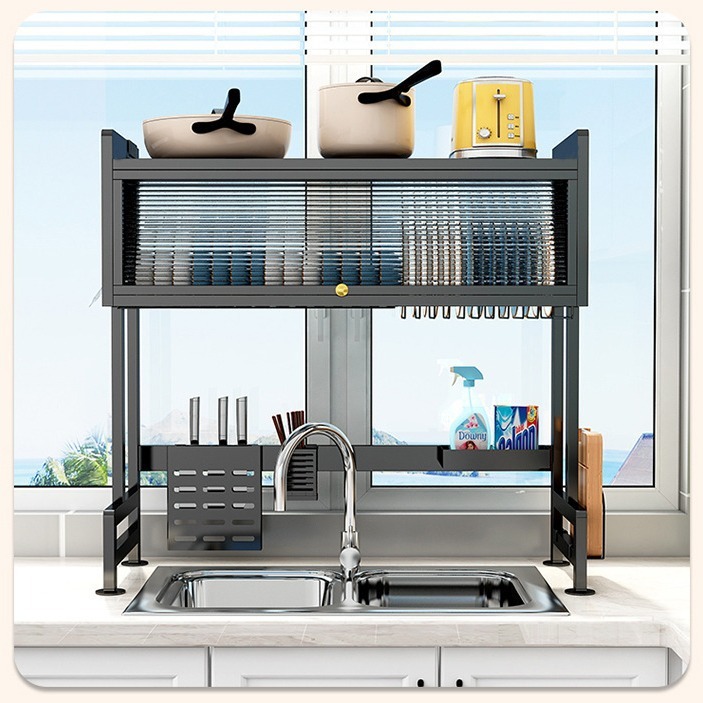 Nhà bếp chuẩn bị bát, chén dầu, tủ bếp có bồn nước để bảo vệ bụi.