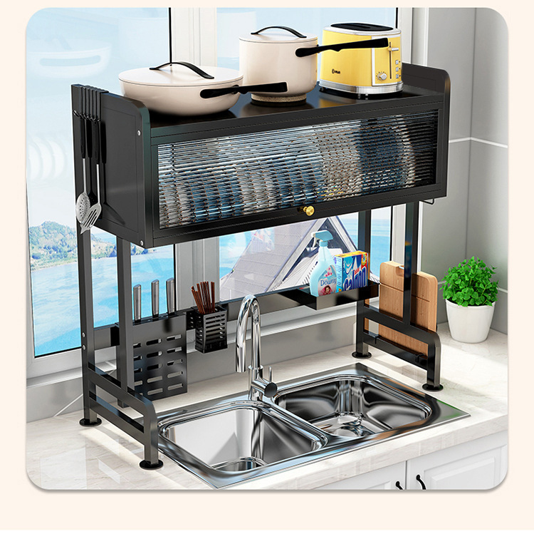 Nhà bếp chuẩn bị bát, chén dầu, tủ bếp có bồn nước để bảo vệ bụi.