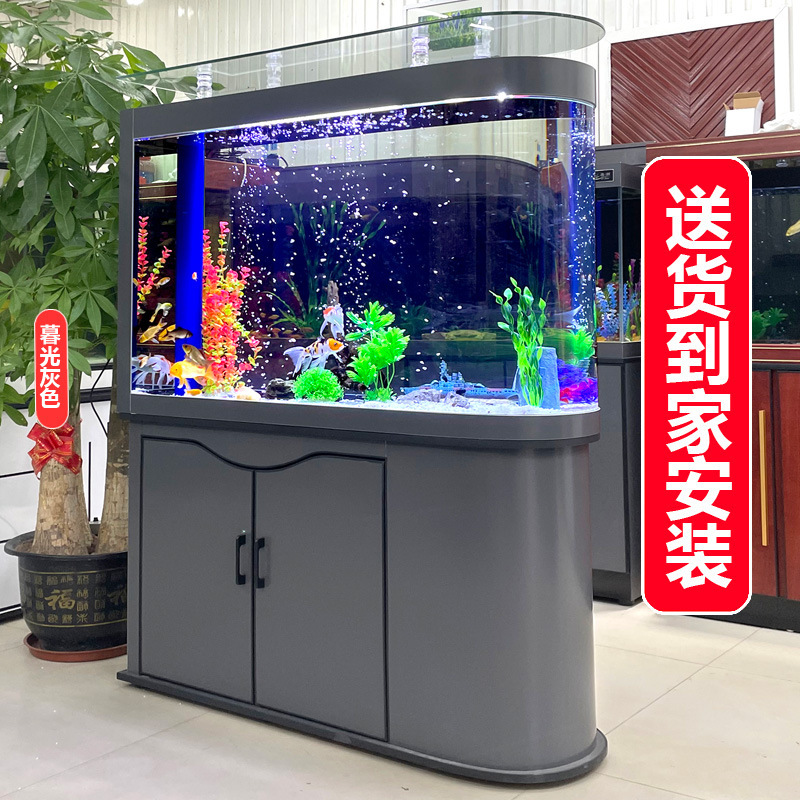 Phòng khách của bể cá đầu đạn sử dụng màn hình để lọc bể cá rồng lớn từ đáy bể nước hiện đại sang trọng.