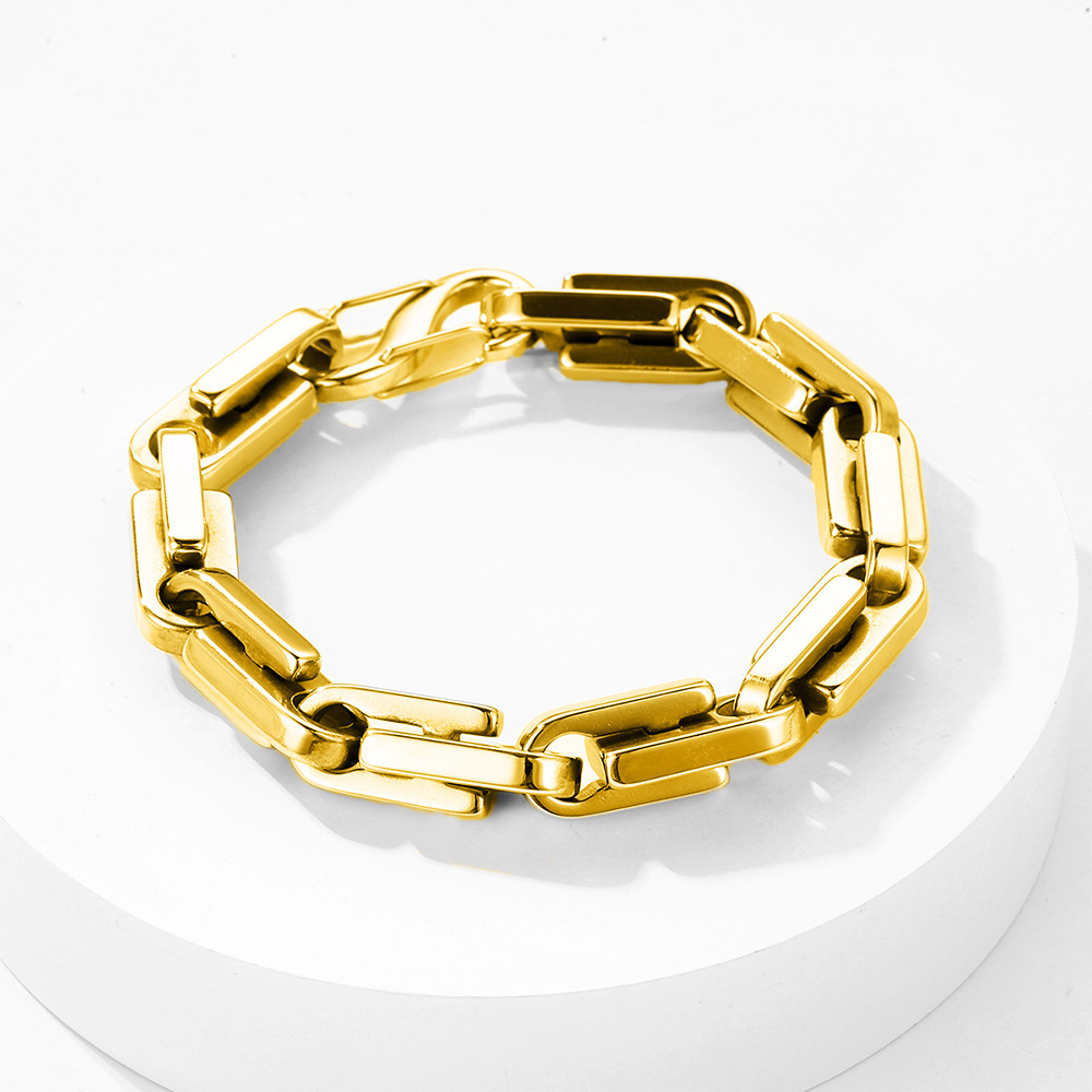 Nhiều cái vòng tay bằng kim loại có chất lượng cao 18 carat.