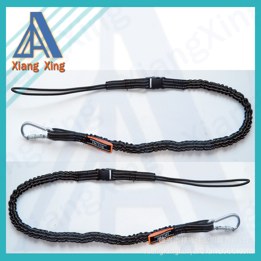 Toàn bộ của một chuyên gia cao độ ở ngoài trời công cụ leo lên móc với một dung lượng đẩy và kéo dài dây thừng với băng thông chặt chẽ