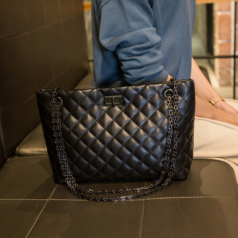 The new 2021, large-capacity chain-packed, Korean-style, one-shouldered bag bagbags.