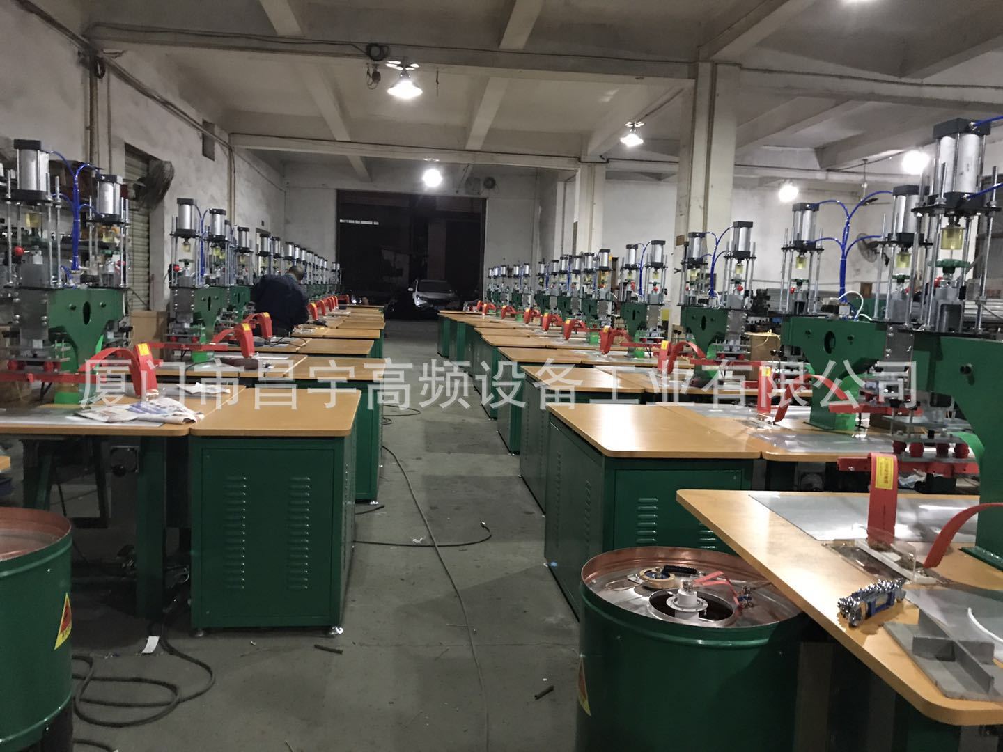 The plant sells high-frequency plastic smelting machines, high-frequency heat-coated TPU cold packs, gas pressure, double head, 8KW.