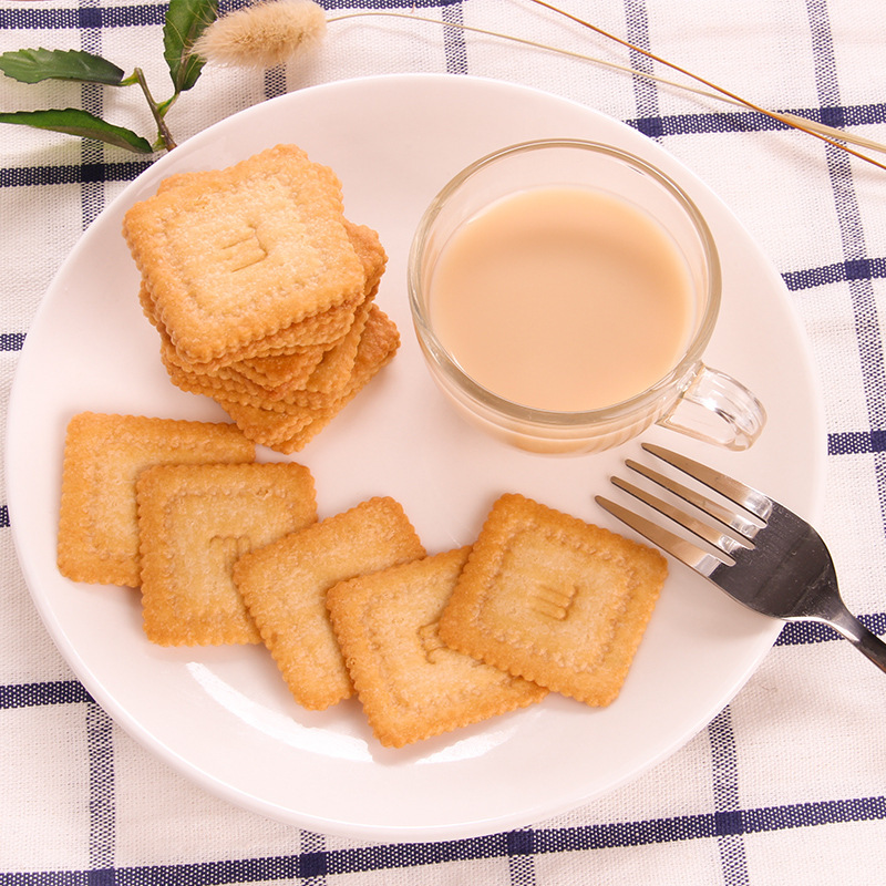 A whole box of milk crackers and leisure snacks for the lazy in the breakfast biscuit cow milk-flavored office.