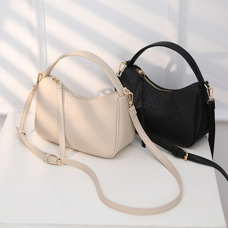 The new 2023 crocheted women's kit, the Korean foreign trade spot, and the hand-carrying hand-carrying one-shouldered women's twig bag.