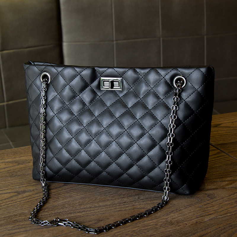 The new 2021, large-capacity chain-packed, Korean-style, one-shouldered bag bagbags.