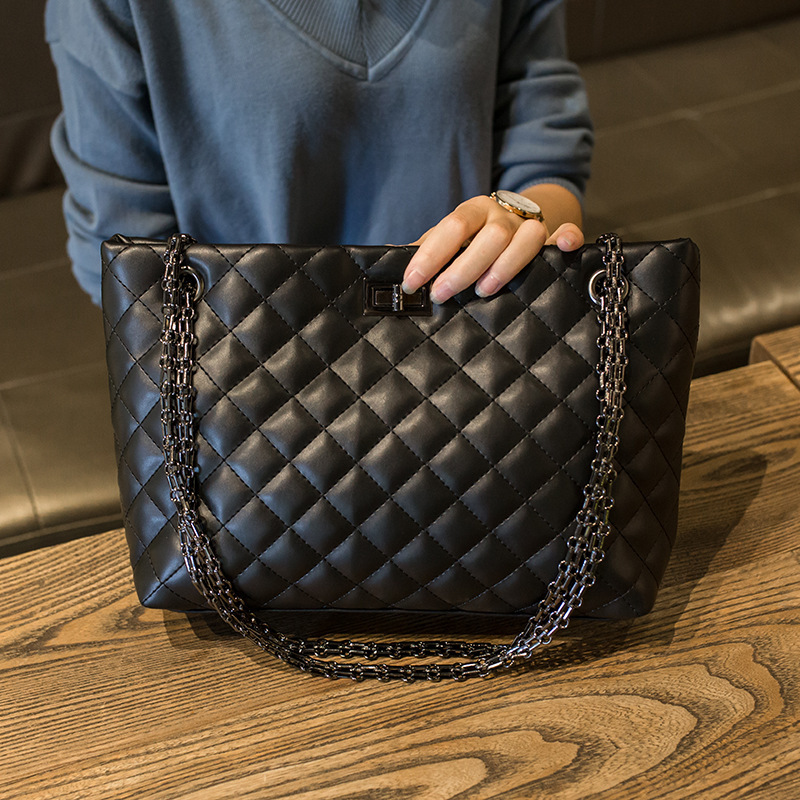 The new 2021, large-capacity chain-packed, Korean-style, one-shouldered bag bagbags.