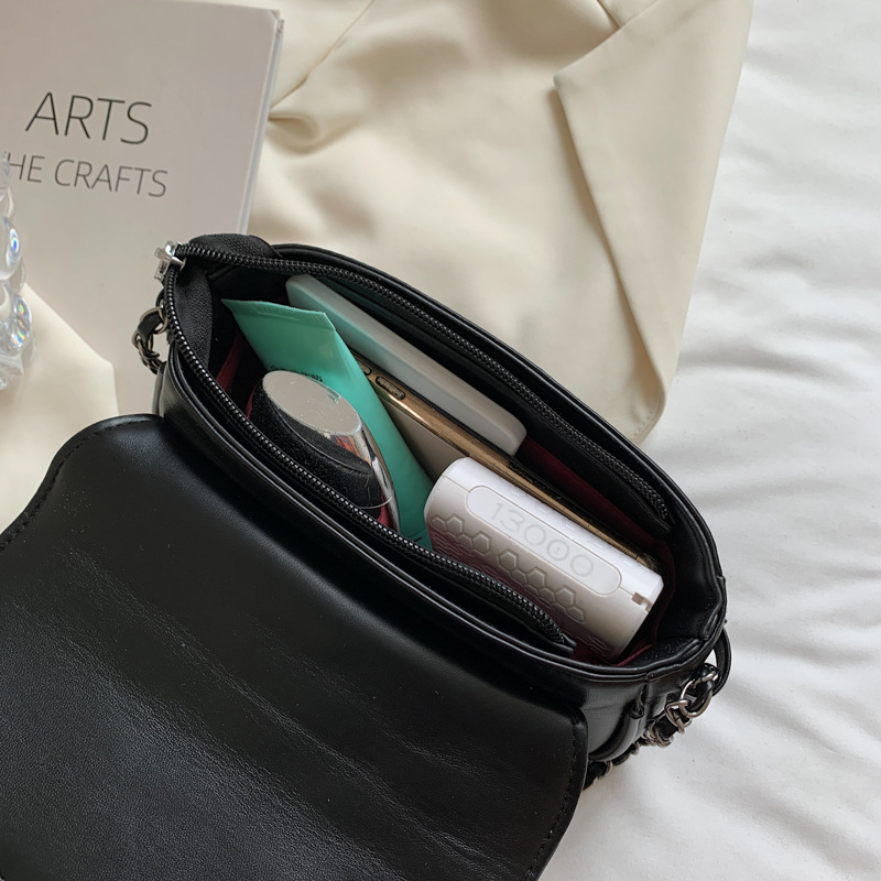 The lady's handbag is 2021, and the new girl's handbag is slanting in the summer.