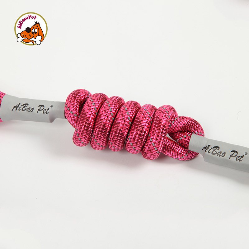 Con chó bán hàng kéo những con chó lớn đeo dây xích vào tay cầm bông của dây xích chó bằng kim loại.