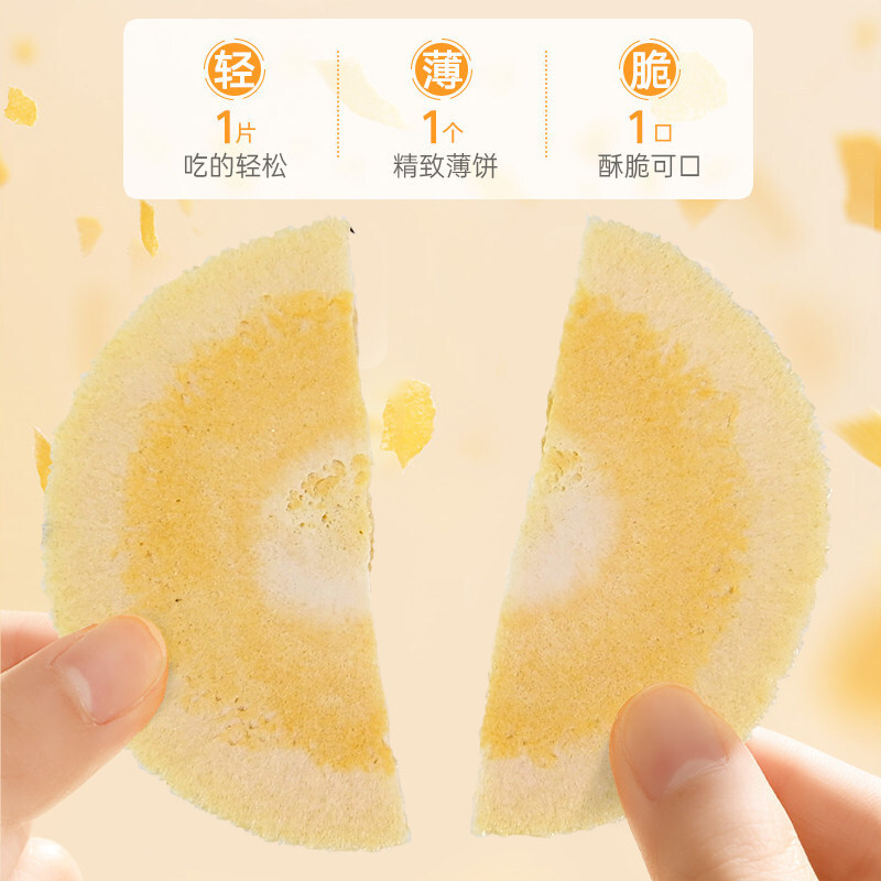 Một hộp dưa hấu với dưa hấu và bánh quy không bí ngô.