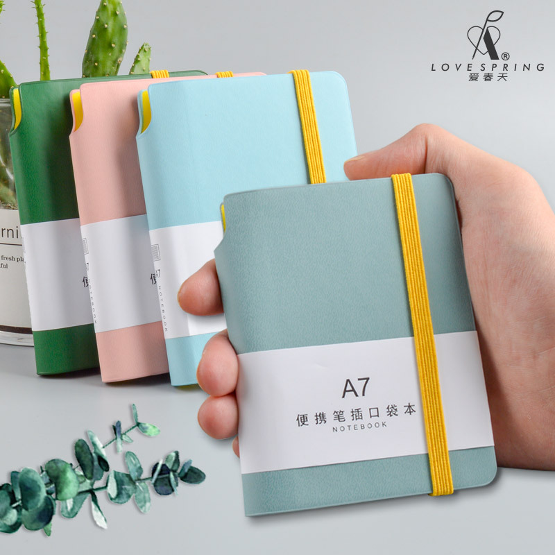A7 của bố thí với sổ tay bỏ túi và một bản sao 6 phần trăm của một cậu bé học sinh nhỏ lẩm bẩm.