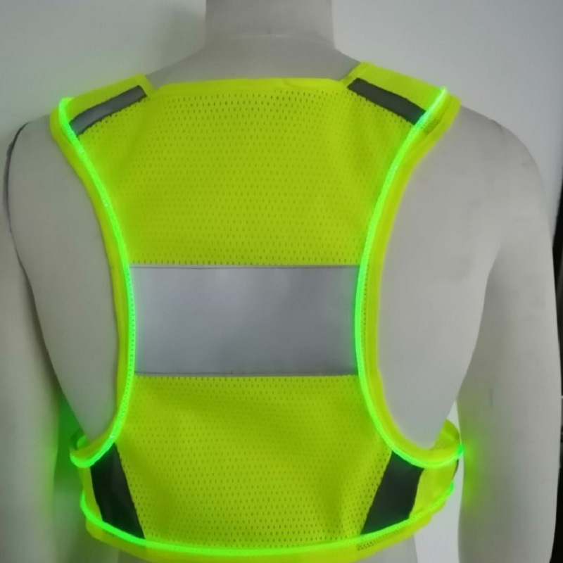 Chiếc áo vest đèn LED phản xạ USB nạp năng lượng bảo vệ ngựa vũ khí lưu thông an toàn được bao phủ ngoài trời