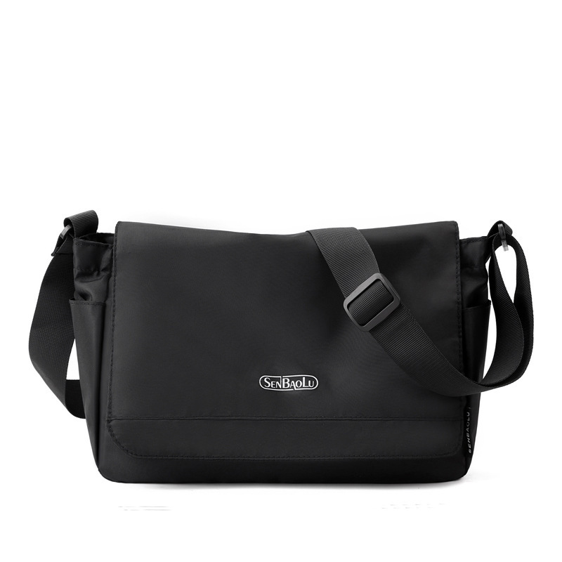 The fashion-proof nylon-packed business-leave man travels with a one-shoulder bag and a tumble bag.