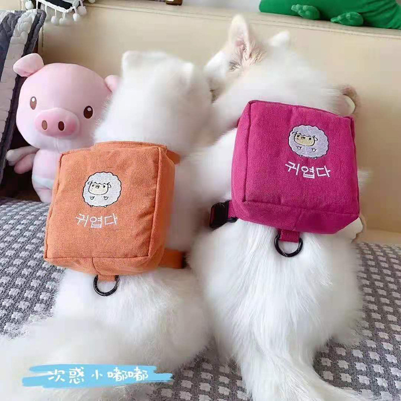 Một con thú nuôi kiểu Triều Tiên với một túi bông nhỏ và dây lưng chó thêu.
