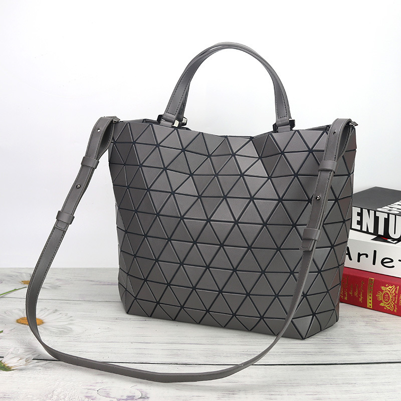 A bucket bag with a 2023 new autumn and winter crystal bag with a large geometry-barry bag with a slant bag.