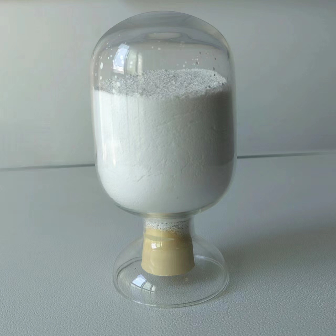 Nano-dioxide titanium dispersed fluid, 20% suspended fluid, 20% gold-red rock, sharp titanium-type white dispersed fluid.