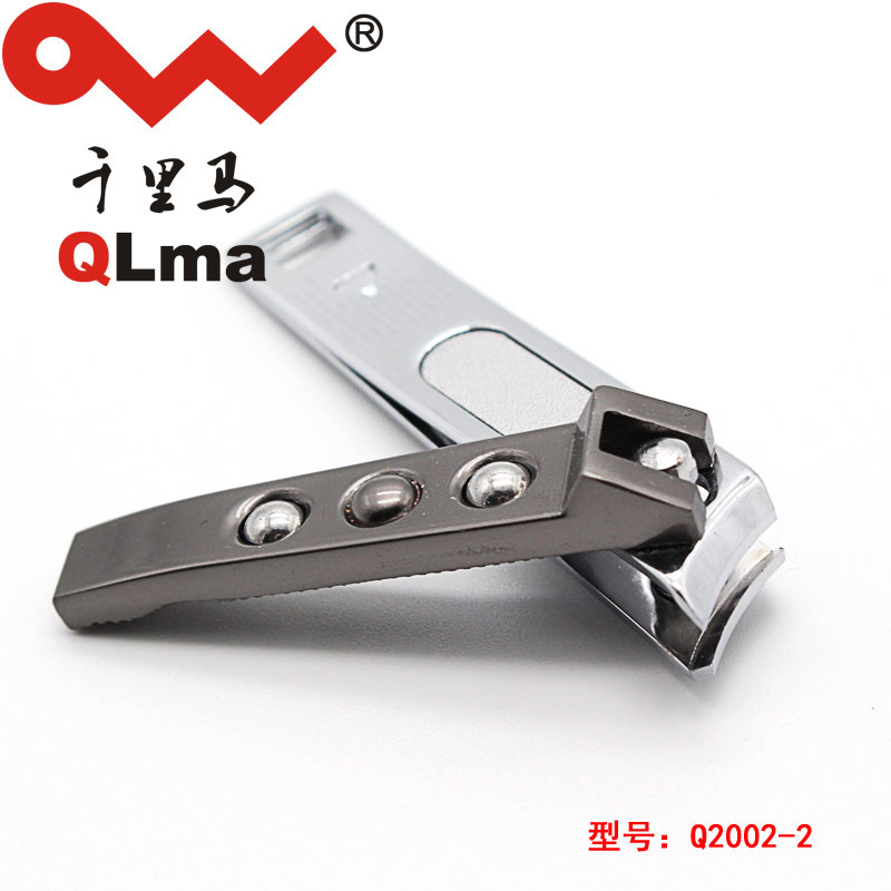 Một miếng móng tay và móng tay mới. Máy cắt móng tay đa mục đích. Q2002-2